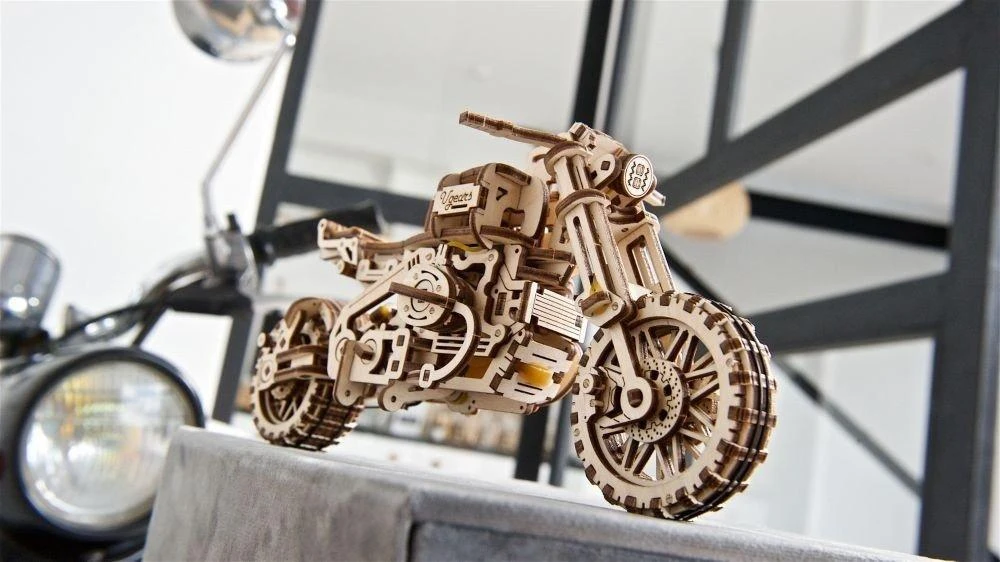 Scrambler UGR-10 su šonine vežimėliu - mechaninis sulankstomas modelis - lukštas - 380 elementų - Ugearsmodels 70137