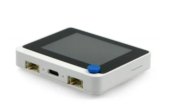 Wio Terminal mikrokompiuteris su mėlynu mygtuku ir USB-C jungtimi