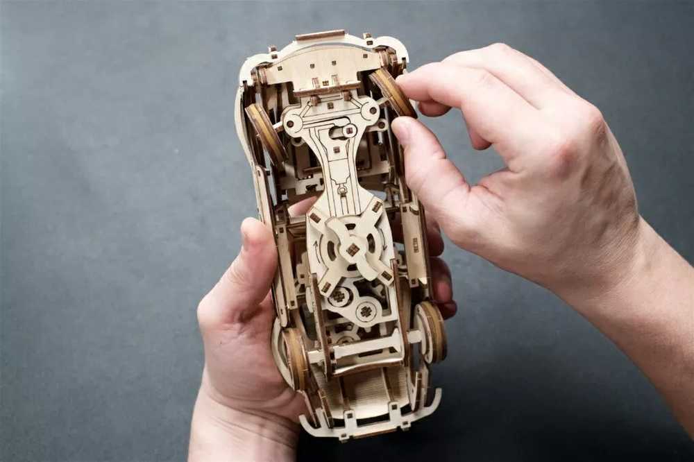 Winged Sports Coupe - mechaninis surinkimo modelis - fanera - 262 elementai - Ugearsmodels