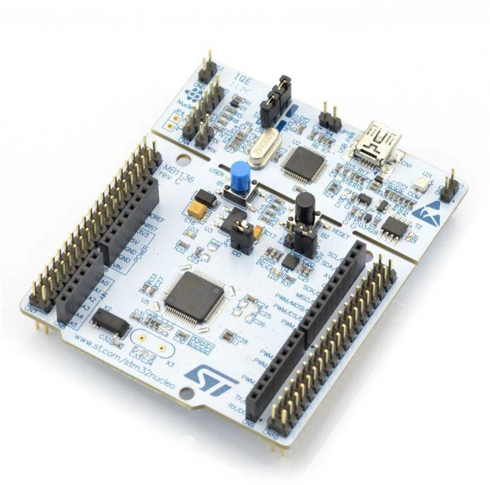 STM32 Nucleo-F072RB plokštė su komponentais