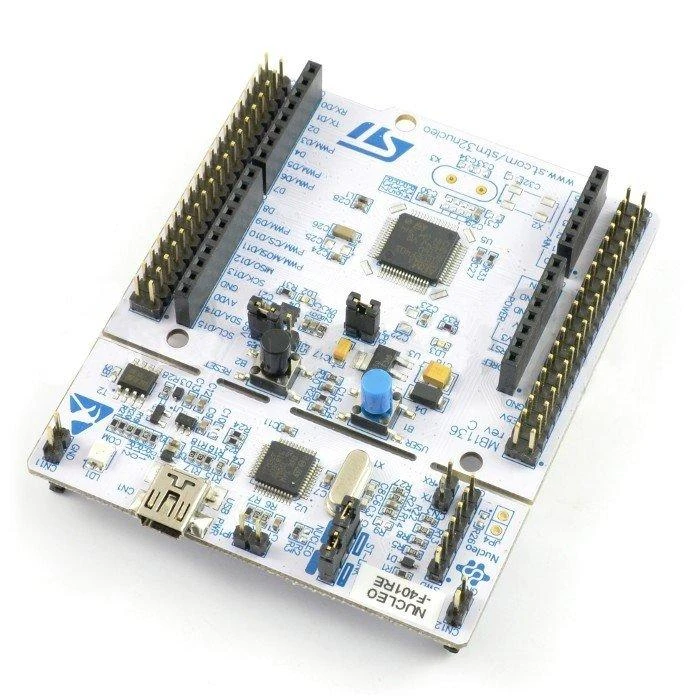 STM32 Nucleo-F401RE kūrimo plokštė su komponentais