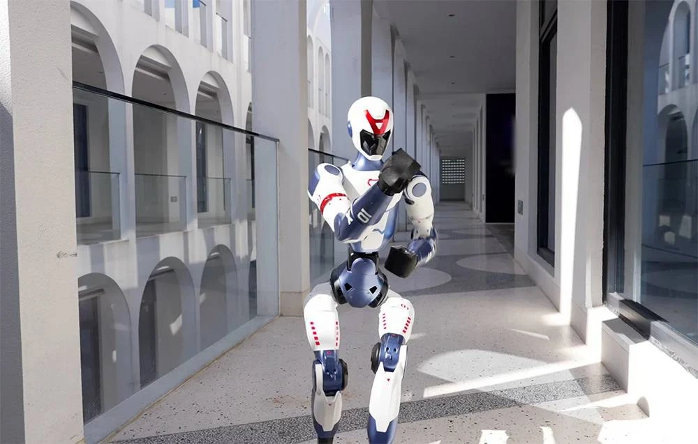 Unitree Robotics Humanoidinis robotas – Unitree R1 Basic – Rational Guardian