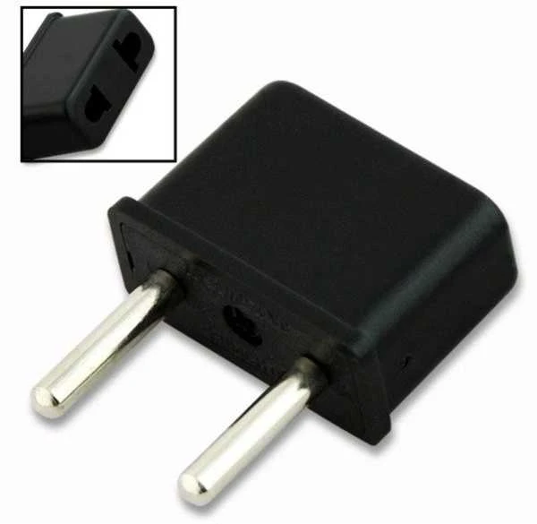 Juodas kelioninis elektros adapteris