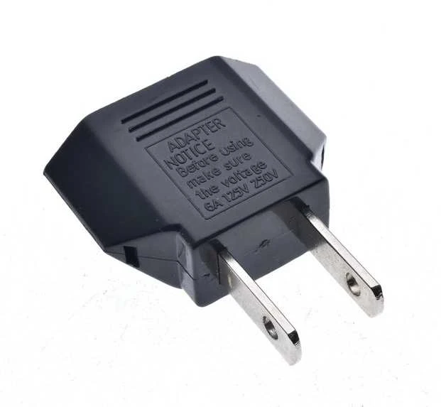 Juodas JAV tipo kištuko adapteris su įtampos informacija