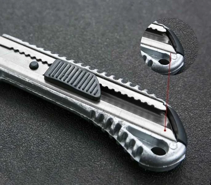 Oem Universalus peilis, metalinis - su ištraukiamu 18mm ašmenimis - popierinis tapetų peilis.