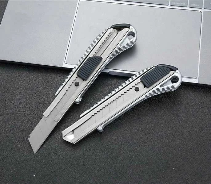 Oem Universalus peilis, metalinis - su ištraukiamu 18mm ašmenimis - popierinis tapetų peilis.
