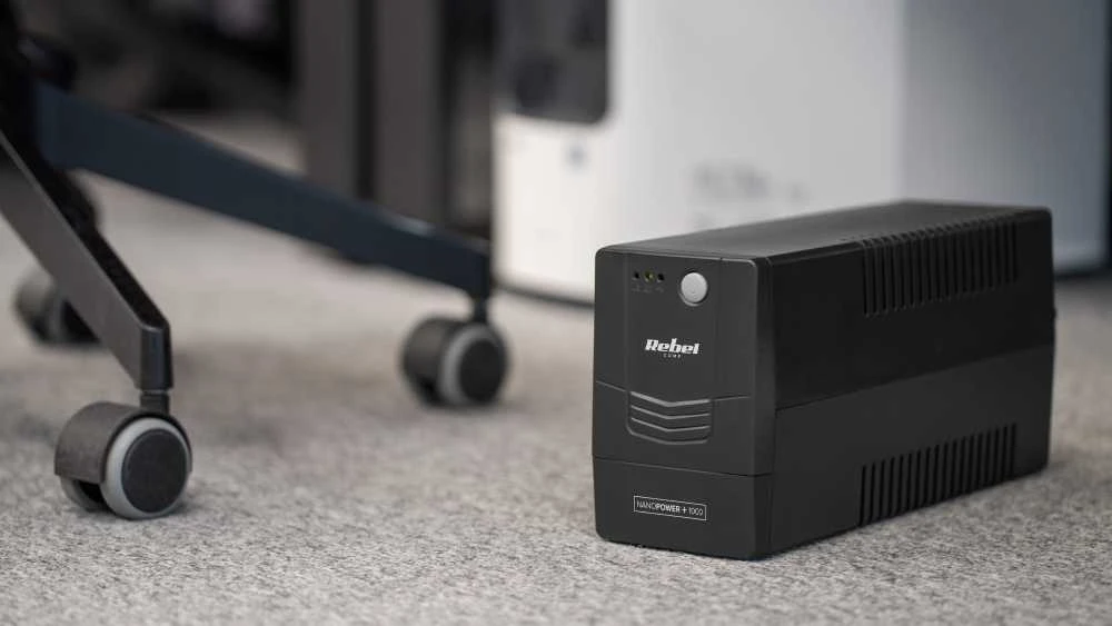 Nepertraukiamo maitinimo šaltinis UPS REBEL modelis Nanopower 1000 atsijungus 1000VA 600W 230V 50Hz