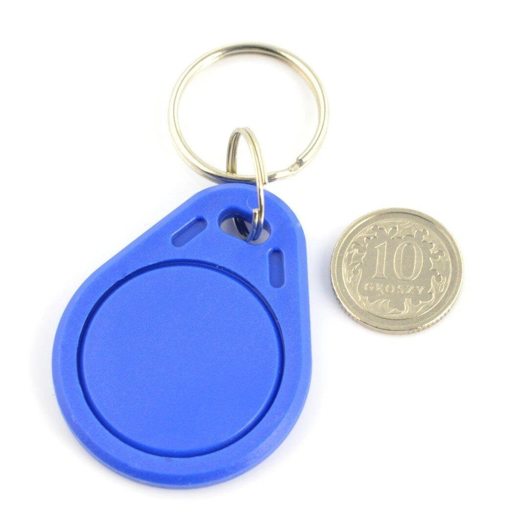 Mėlynas RFID raktų pakabukas palyginimui su moneta