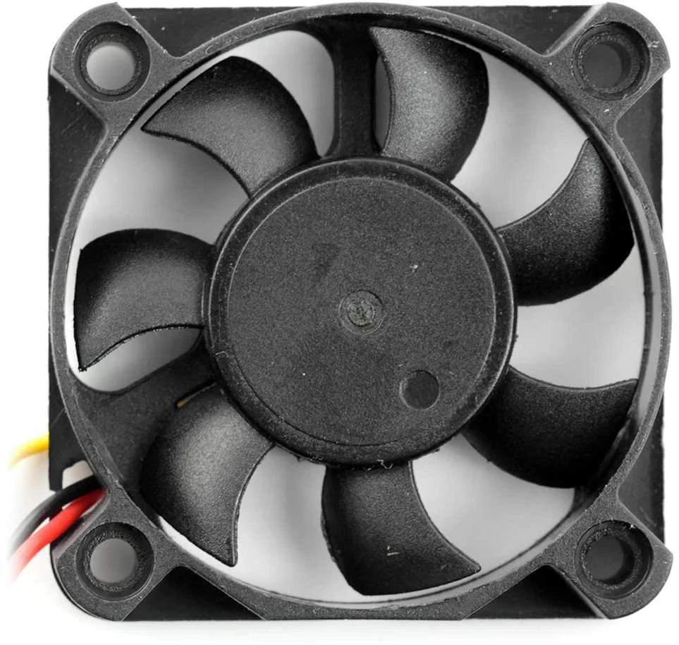 Juodas 12V 50x50mm ventiliatorius su 3 laidais