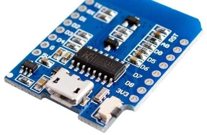 Wemos D1 mini V2 su CH340 lustu ir mikro USB jungtimi