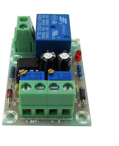 XH-M601 įkrovimo modulis su mėlyna rele