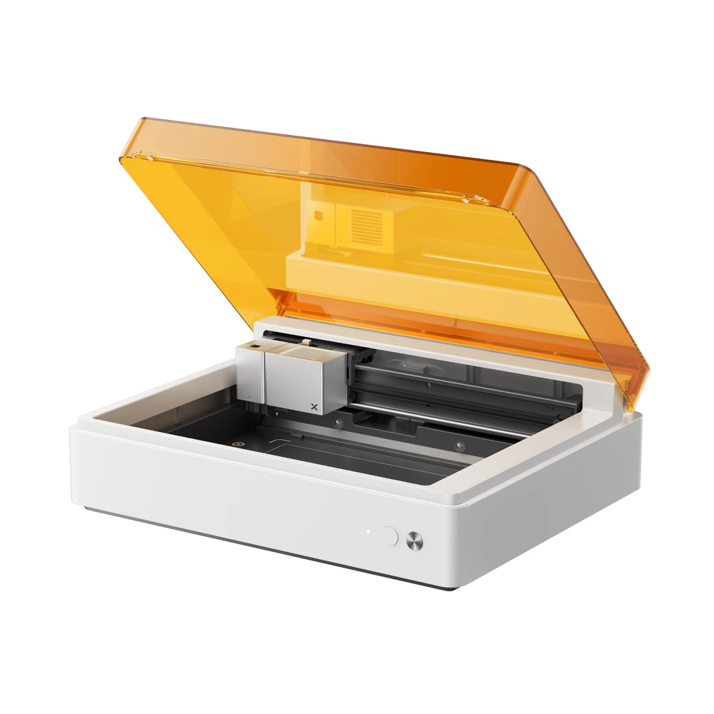 xTool M1 Ultra atidarytas su oranžiniu dangčiu