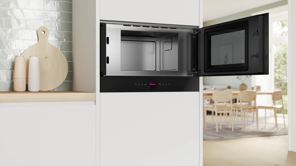 Įmontuojamoji mikrobangų krosnelė Bosch Serija 8, juodos spalvos (BFR7221B1)