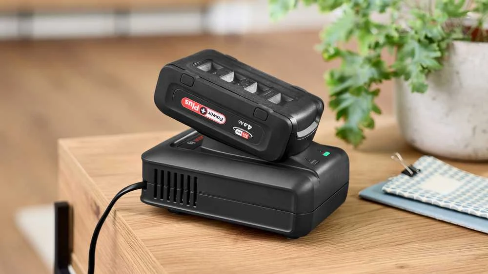 Bosch 18V akumuliatoriaus įkroviklis su įstatyta baterija