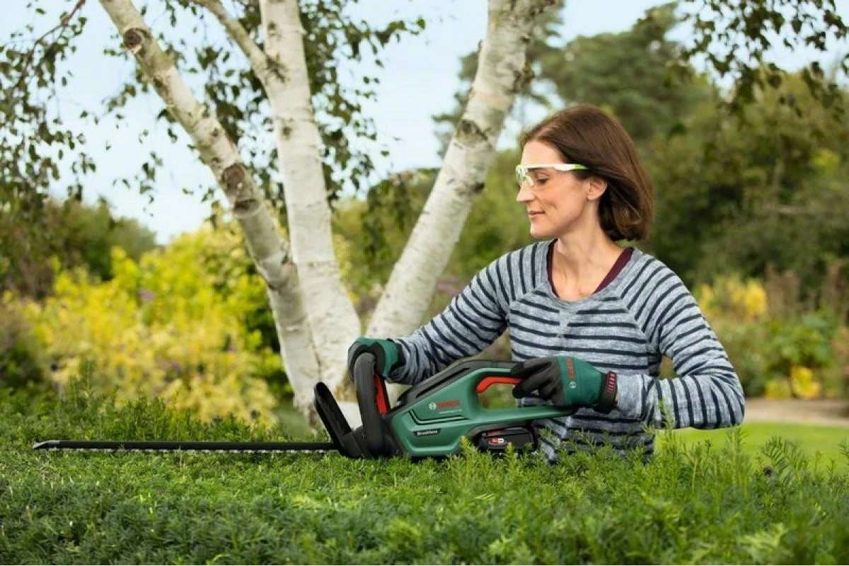Akumuliatorinės gyvatvorių žirklės Bosch Universal HedgeCut 18-50, be akumuliatoriaus ir kroviklio