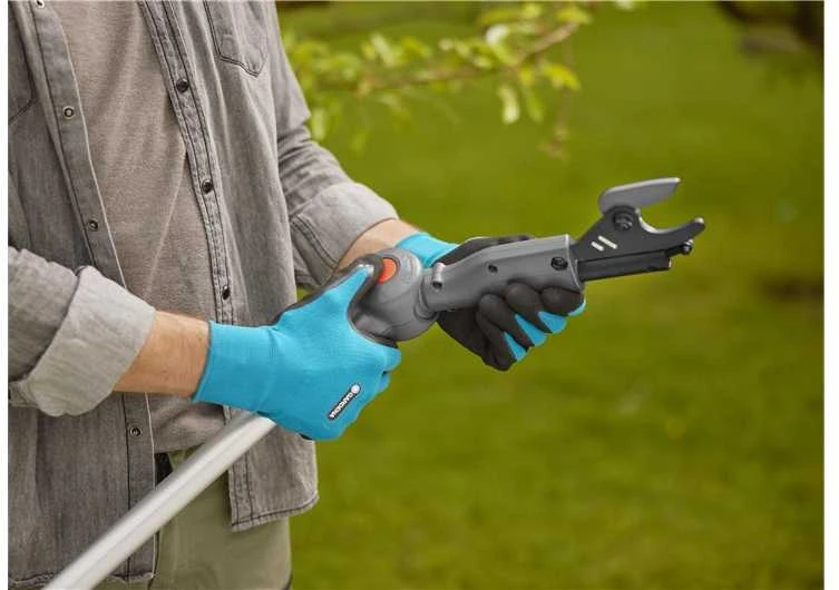Gardena Akumuliatorinės teleskopinės genėjimo žirklės HighCut 250/18V P4A paruoštas naudojimui rinkinys (14774-20)