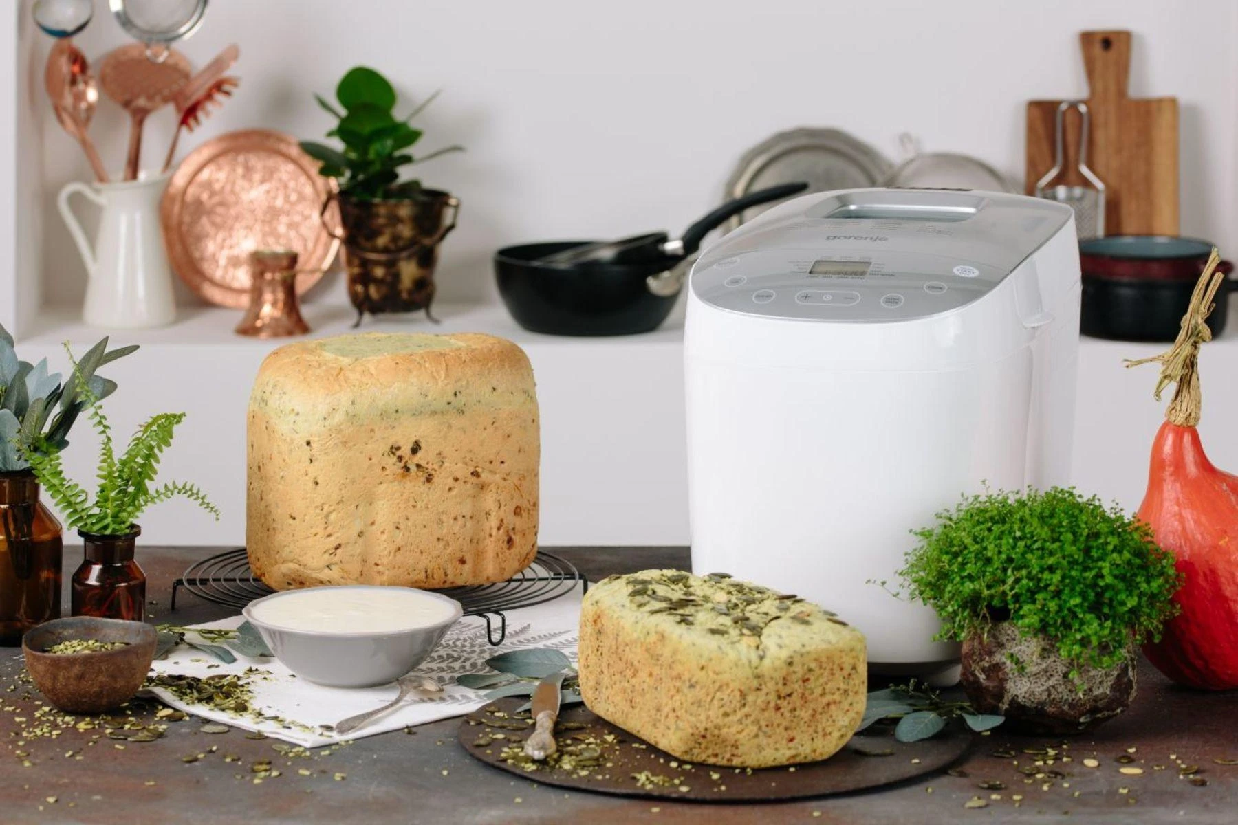 Duonkepė Gorenje | Bread maker | BM1600WG | Power 850 W | Number of programs 16 | Ekranas LCD | Baltas/Sidabrinis