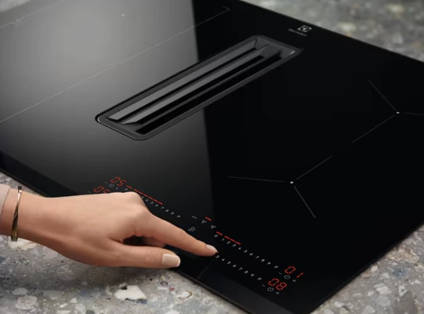 80 cm pločio kaitlentė su integruotu gartraukiu Electrolux KCC83443