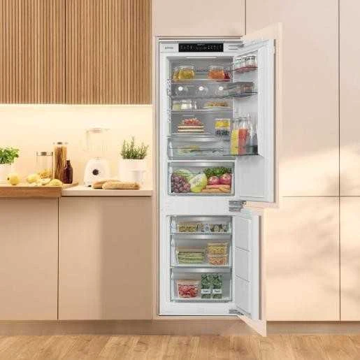Gorenje šaldytuvas | NRKI517E82WF | Energijos vartojimo efektyvumo klasė E | Įmontuotas | Kombinuotas | Aukštis 177,2 cm | No Frost sistema | Šaldytuvo grynoji talpa 176 L | Šaldiklio grynoji talpa 76 L | Rodyti | 35 dB | Baltas