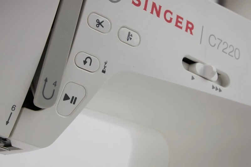Singer Dainininkas | Siuvimo mašina | C7255 | Siūlių skaičius 200 | Sagos skylučių skaičius 8 | Baltas