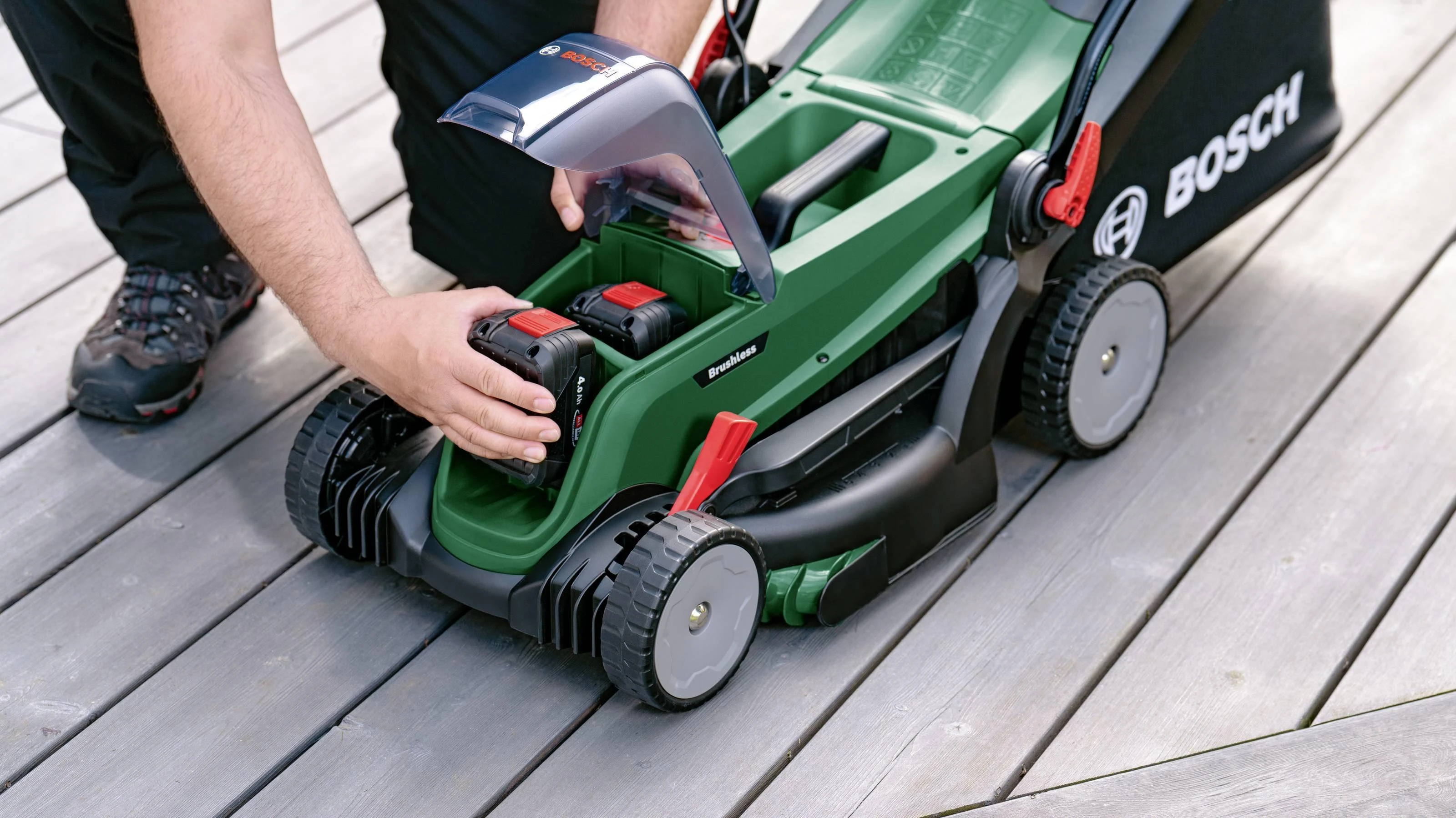 Bosch Akumuliatorinė vejapjovė UniversalRotak 2x18V-37-550 (Be akumuliatoriaus ir kroviklio)