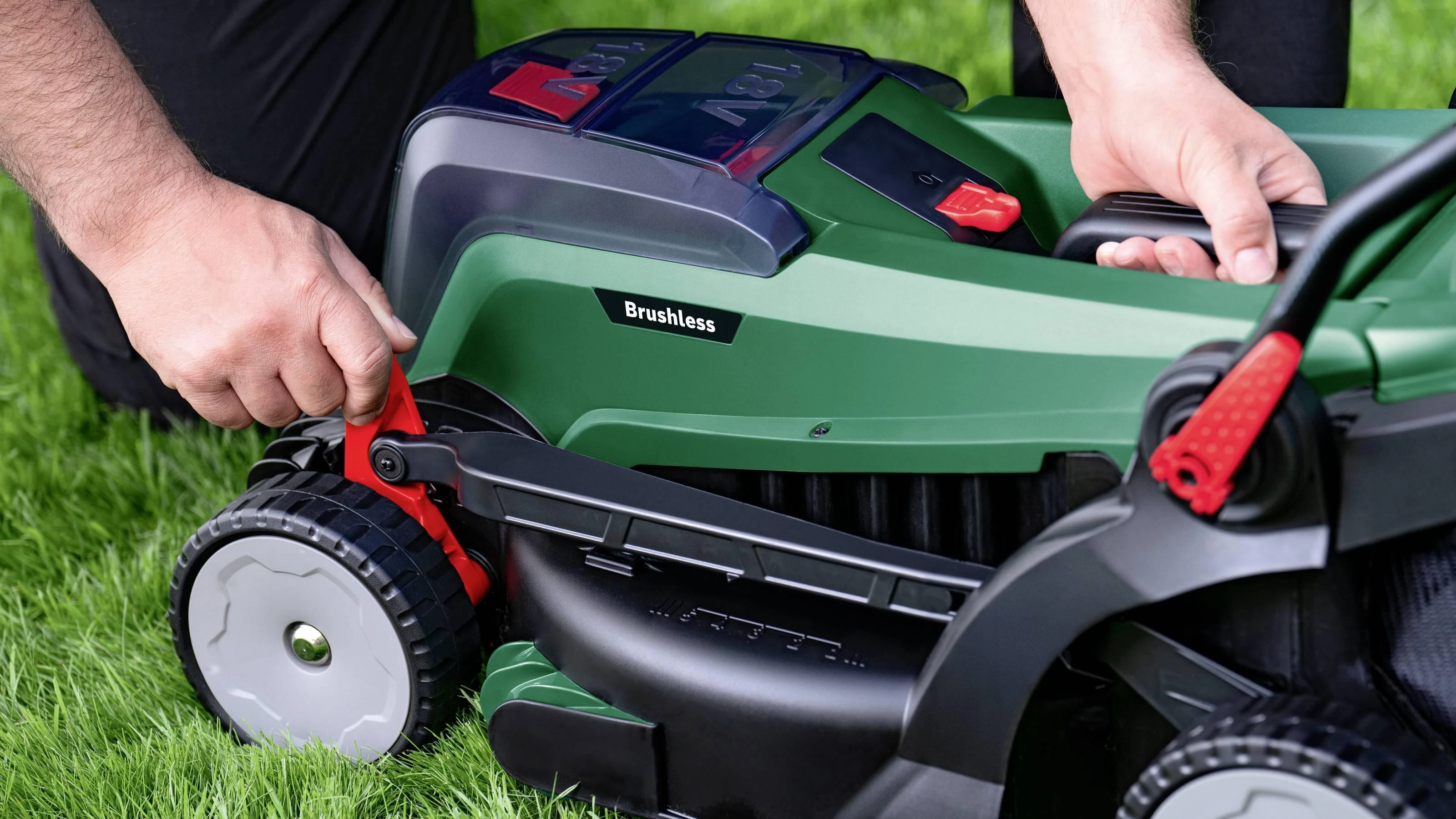 Bosch Akumuliatorinė vejapjovė UniversalRotak 2x18V-37-550 (Be akumuliatoriaus ir kroviklio)