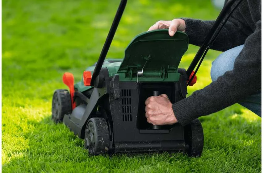 Akumuliatorinė vejapjovė Bosch Rotak 18V-32; 18 V; 32 cm (be akumuliatoriaus ir pakrovėjo)