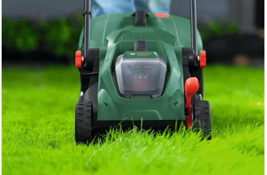 Akumuliatorinė vejapjovė Bosch Rotak 18V-32; 18 V; 32 cm (be akumuliatoriaus ir pakrovėjo)