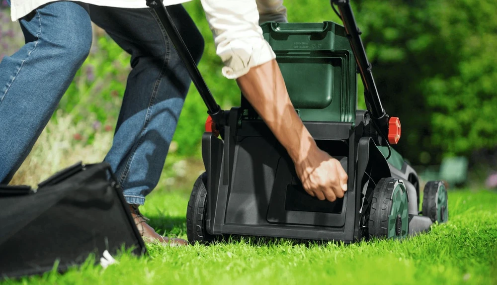 Akumuliatorinė vejapjovė Bosch Rotak 18V2-38; 38 cm