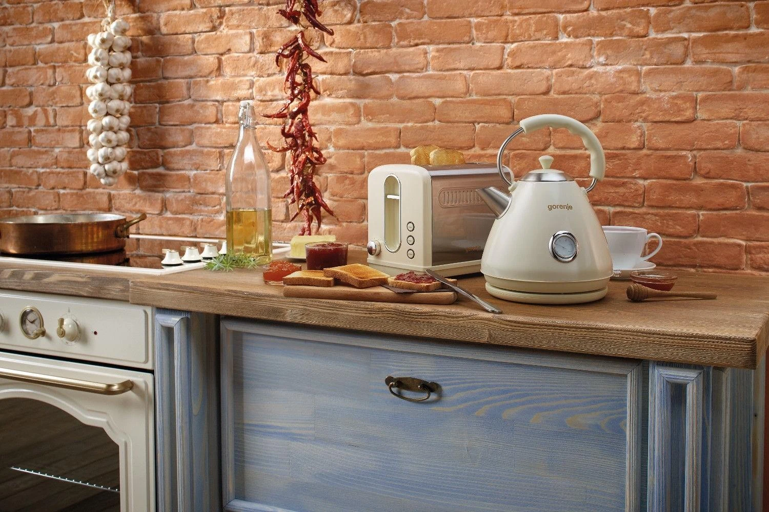 Virdulys Gorenje K17CLI Standard, Plastic/ metal, Kreminis, 2200 W, 360° rotational base, 1.7 L
