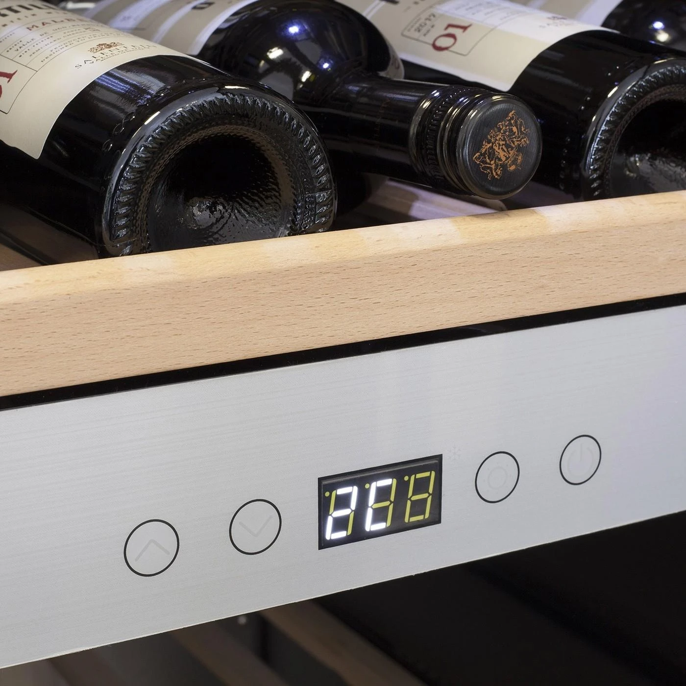 Caso | Vyno aušintuvas | WineChef Pro 40 | Energijos vartojimo efektyvumo klasė G | Vitrina | Laisvai pastatomas | Butelių talpa iki 40 butelių | Aušinimo tipas: kompresorinė technologija | Nerūdijantis plienas/Juodas