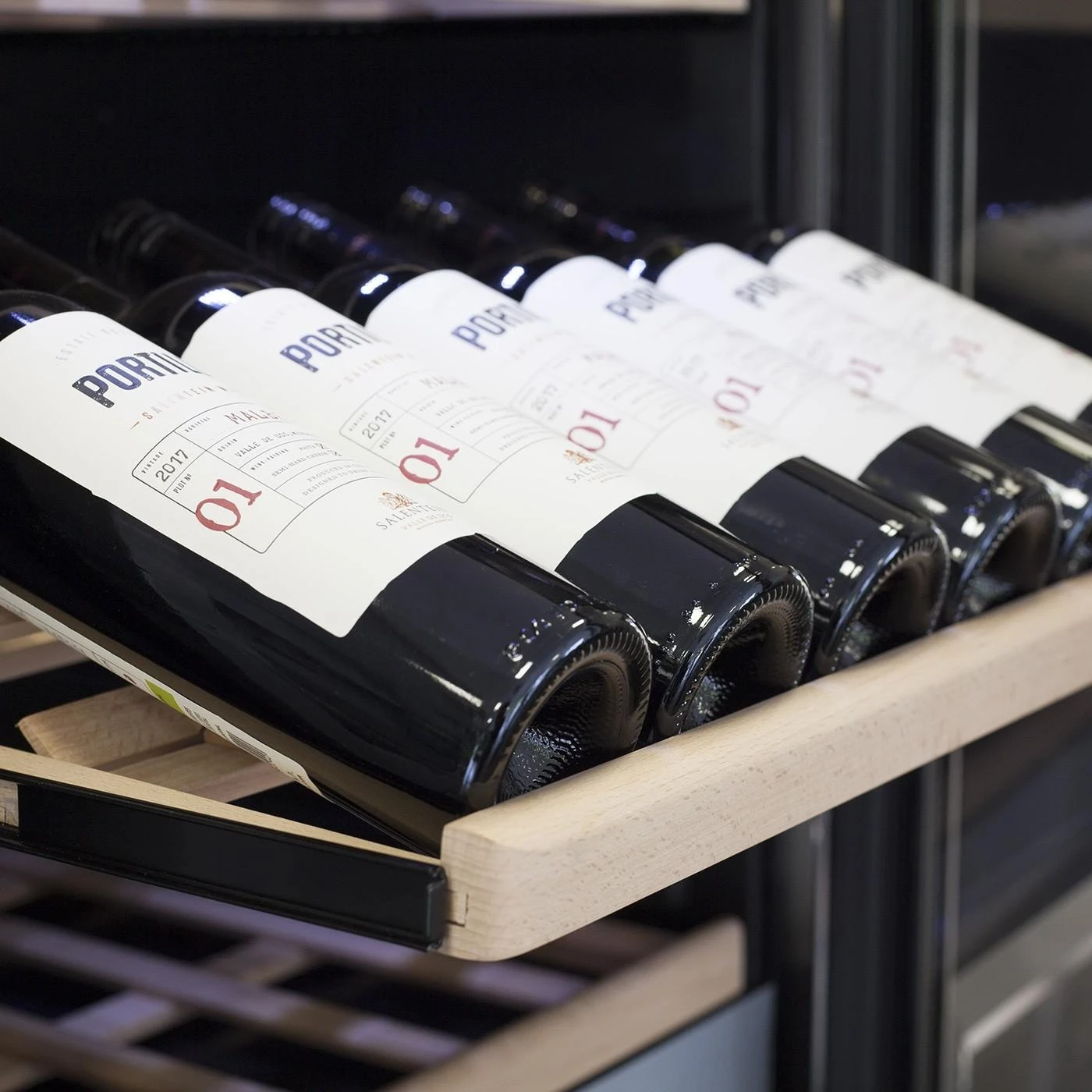 Caso | Išmanusis vyno aušintuvas | WineExclusive 126 | Energijos vartojimo efektyvumo klasė G | Vitrina | Laisvai pastatomas | Butelių talpa 126 buteliai | Aušinimo tipas: Kompresorinė technologija | Juodas