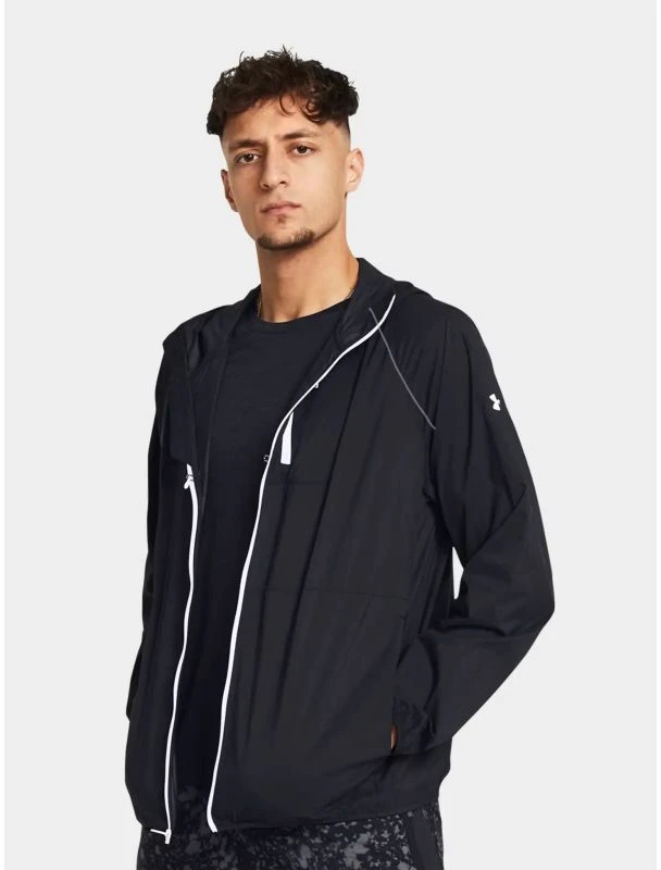 Under Armour striukė