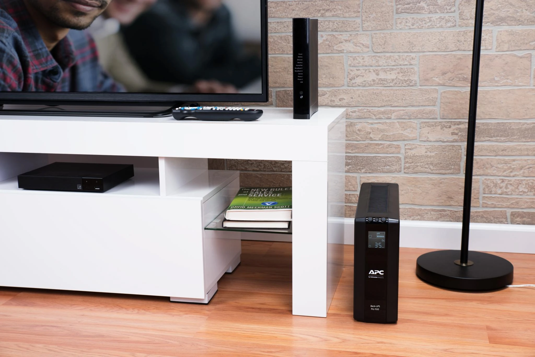 APC BACK UPS PRO BR 900VA, 6 OUTLETS, AVR, LCD SĄSAJA