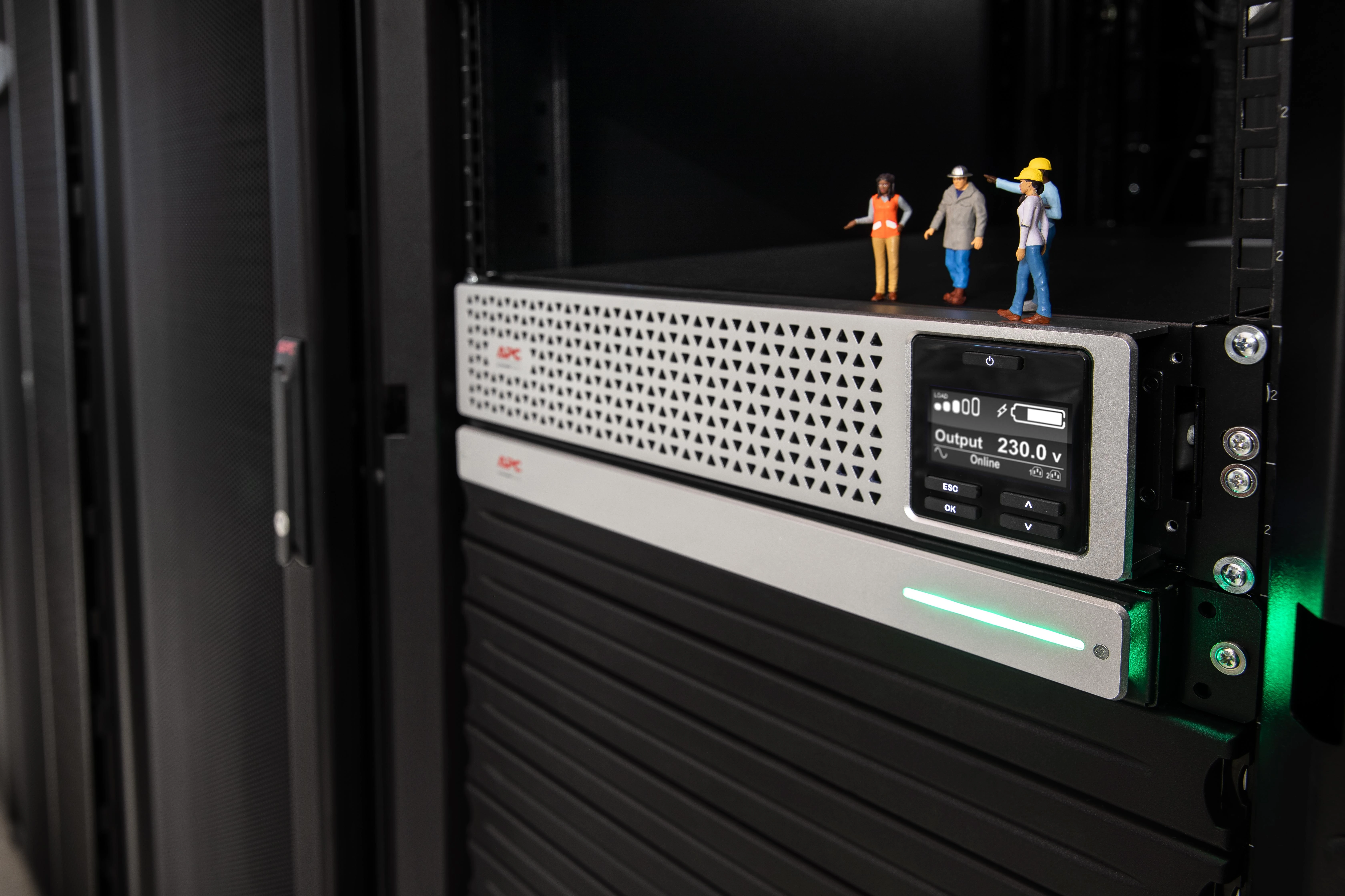 APC SRTL1000RMXLI nepertraukiamo maitinimo resursai (UPS) Dviguba konversija (prisijungus) 1000 VA 900 W 8 AC išvestis(ys / čių)