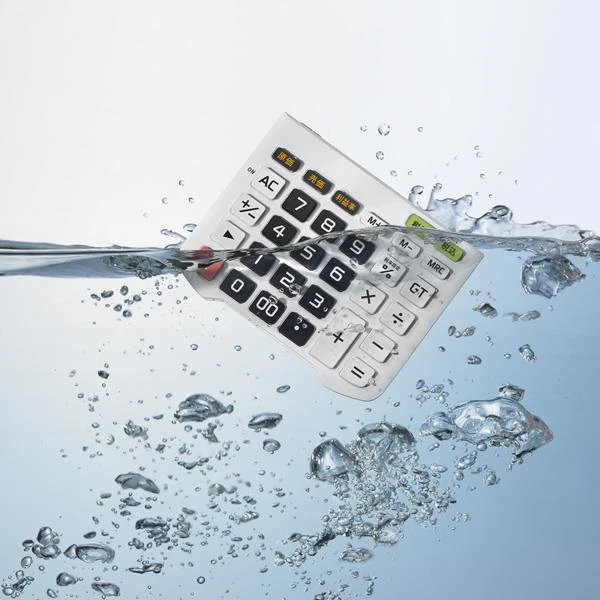 Casio WD-320MT skaičiuotuvas vandenyje