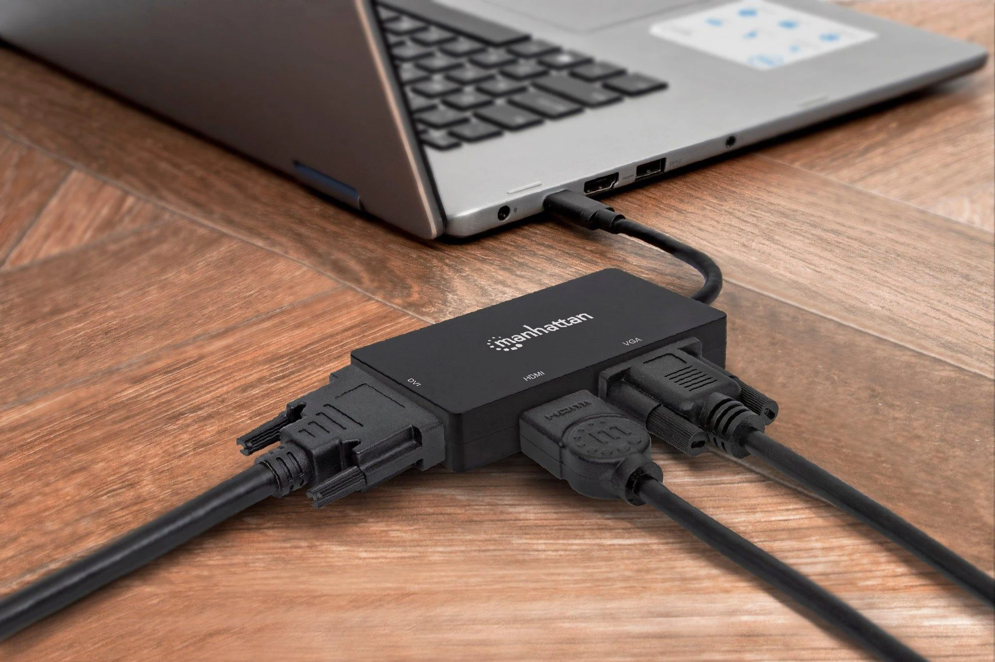 MANHATTAN USB-C 3-in-1 kelių prievadų A/V keitiklis USB-C į DVI HDMI arba VGA Females 4K30Hz HDMI 1080p prie VGA arba DVI Juodas