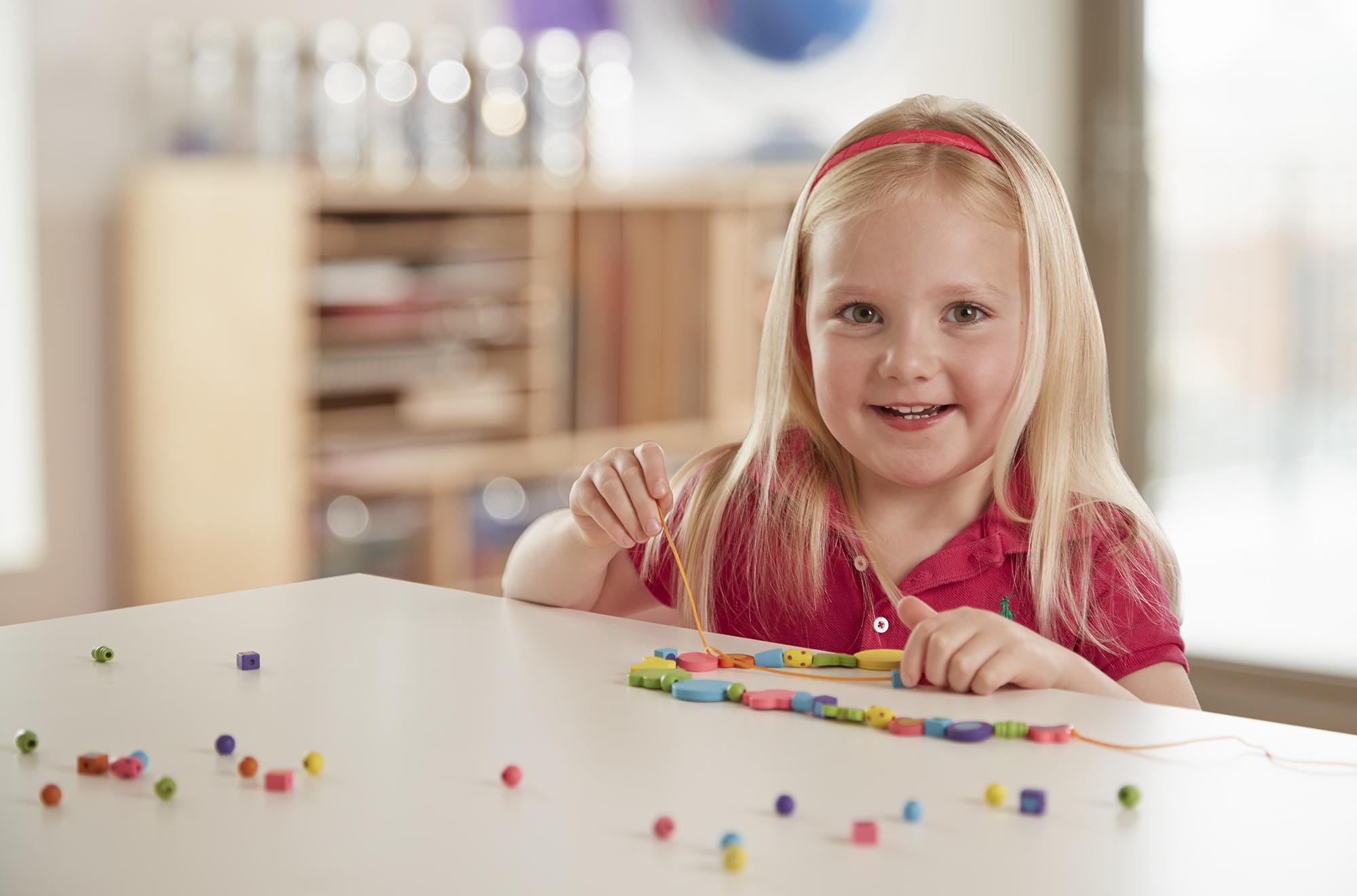 Melissa & Doug Medinių karoliukų vėrimo rinkinys Delux 220 d. Melissa ir Dougas, 14169