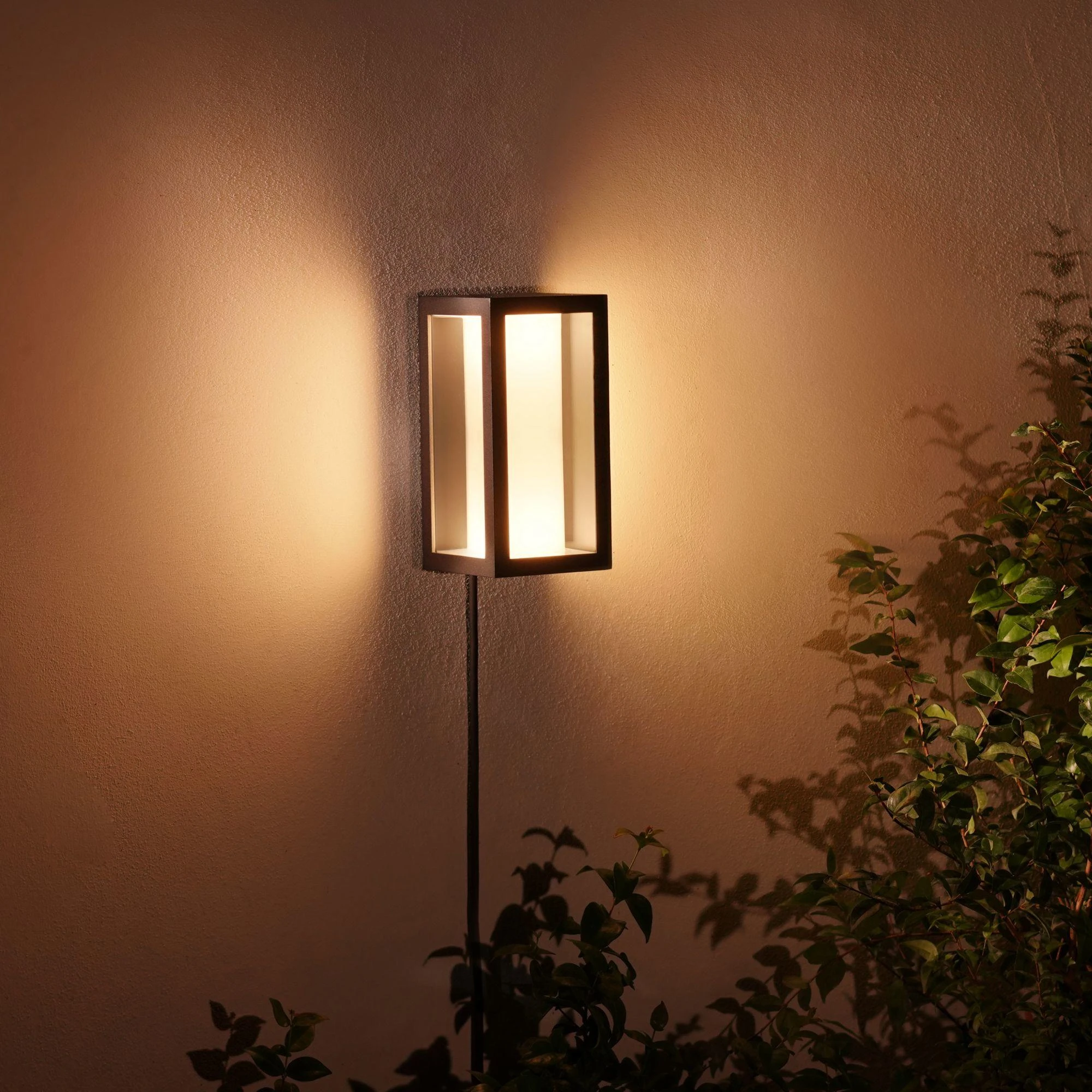 Philips Hue Sieninis lauko šviestuvas Impress (Baltas ir spalvotas)