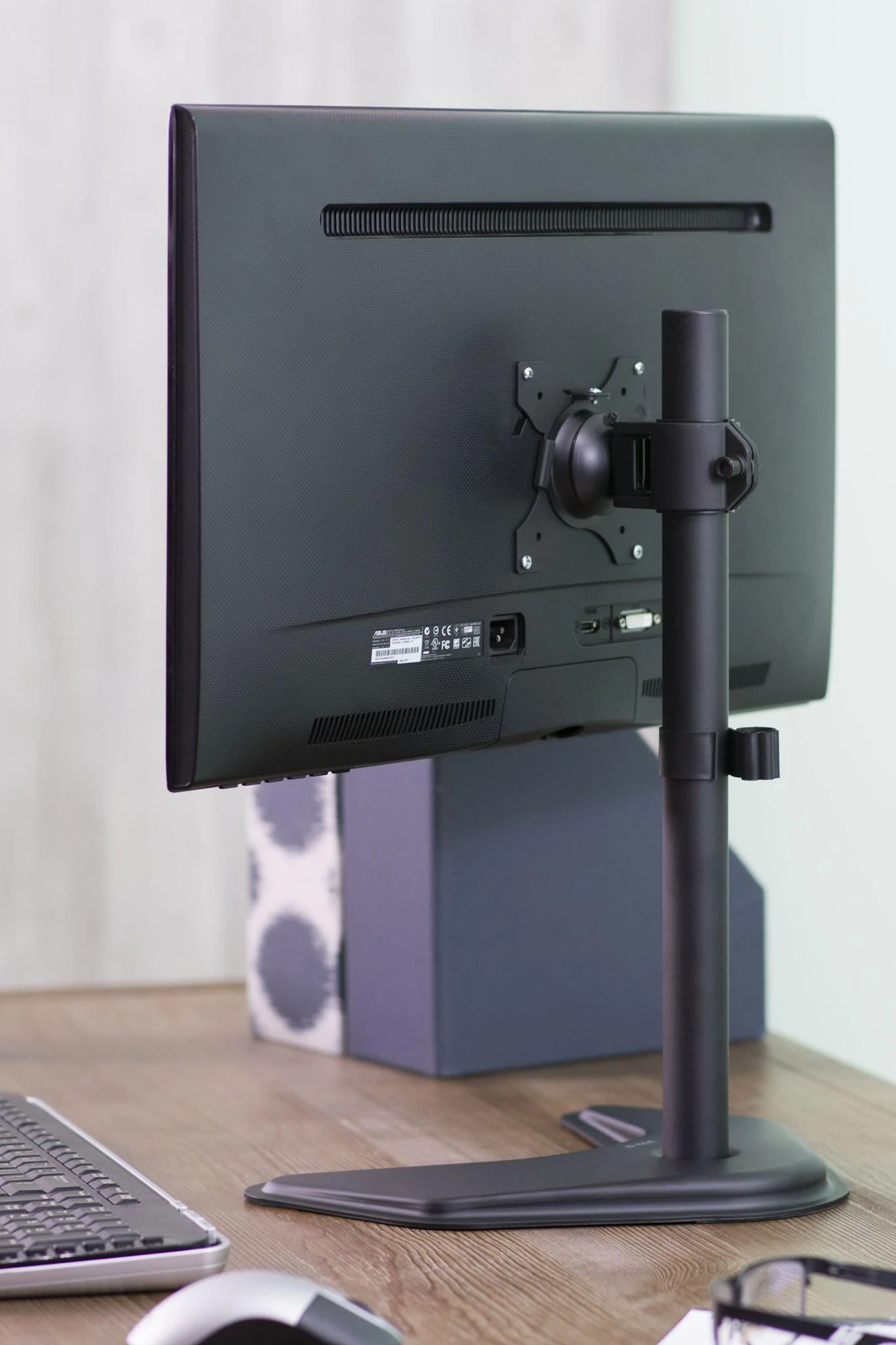 Laikiklis TECHLY 027538 Techly Laisvai pastatomas stalinis televizorius LED/LCD monitoriaus rankena 13-27 10kg VESA reguliuojama