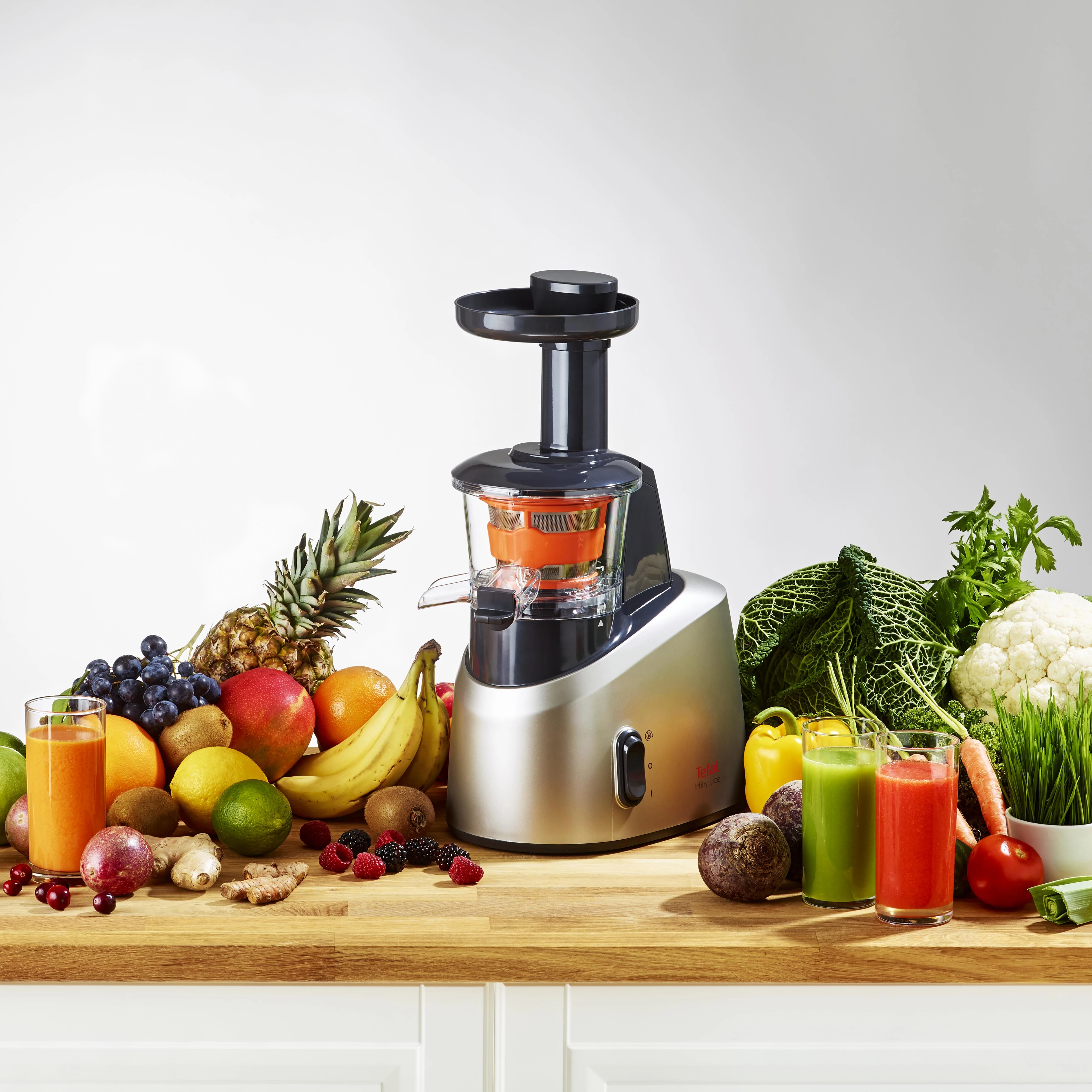 Sulčiaspaudė TEFAL | Slow Juicer | ZC255B38 | Type Electric | Sidabrinis/ juodas | 200 W | Extra large fruit input | Greičių skaičius 2 | 82 RPM