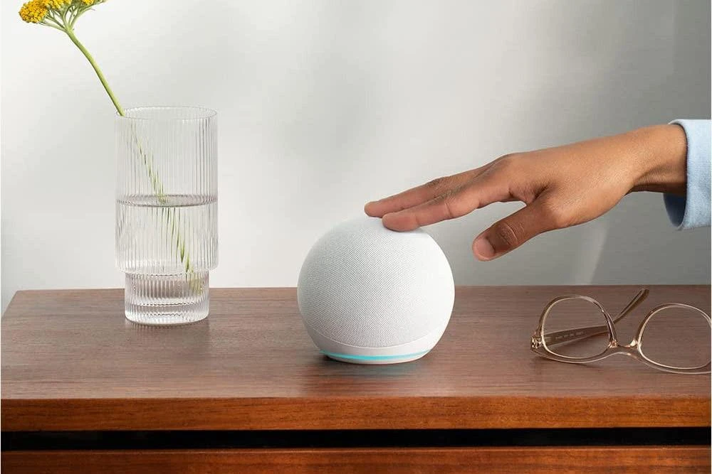 Amazon Echo Dot (5. Gen) nešiojama išmanioji kolonėlė, Baltos spalvos