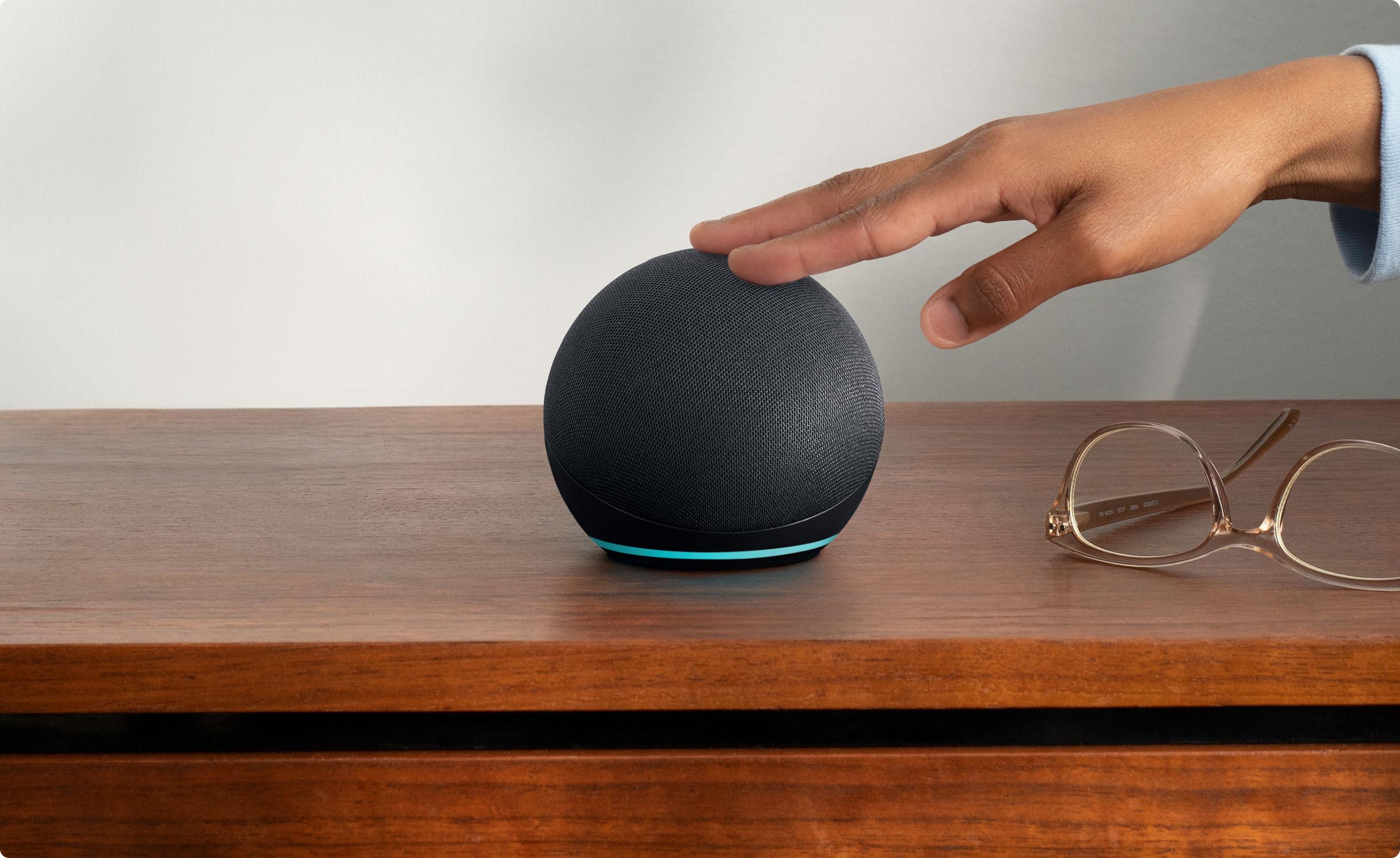 Amazon Echo Dot (5. Gen) nešiojama išmanioji kolonėlė, Medžio anglies spalvos