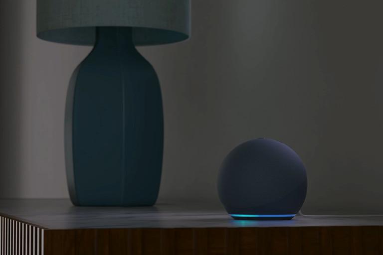 Amazon Echo Dot (5. Gen) nešiojama išmanioji kolonėlė, Mėlynos spalvos