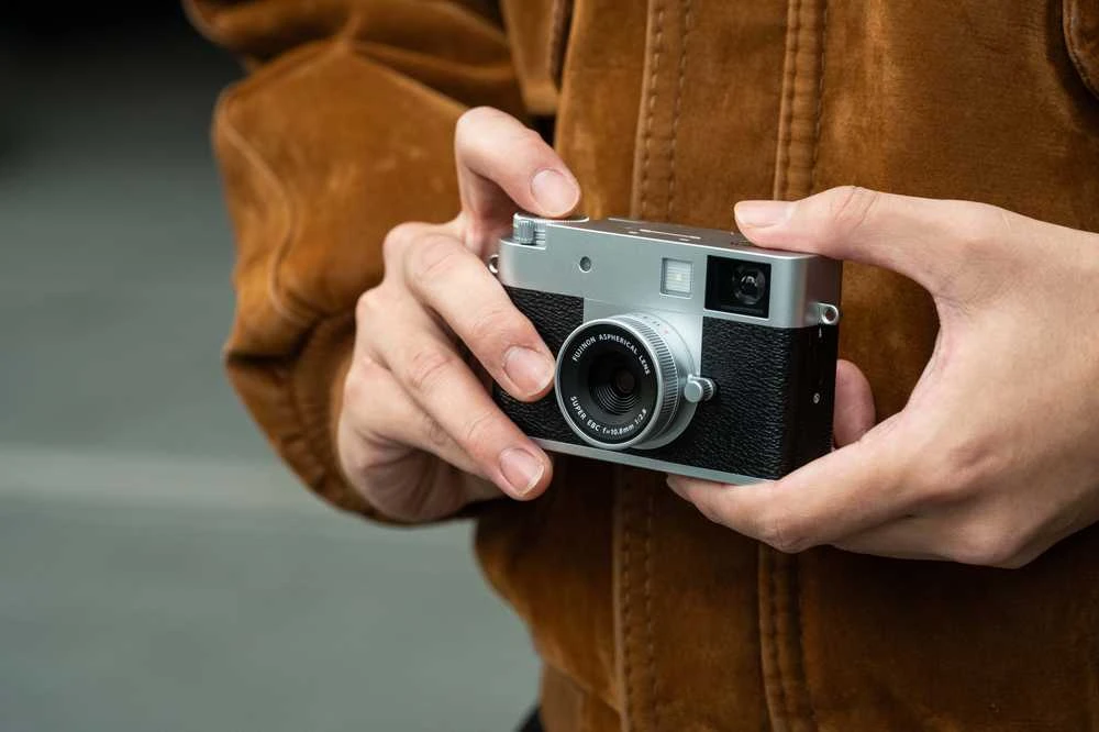 Fujifilm X half Sidabrinis