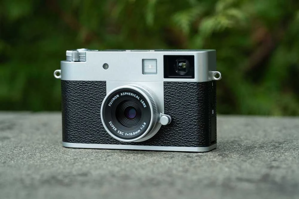 Fujifilm X half Sidabrinis