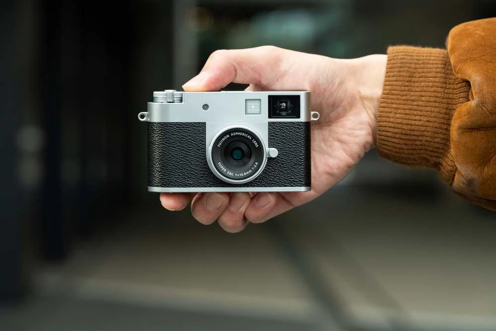 Fujifilm X half Sidabrinis
