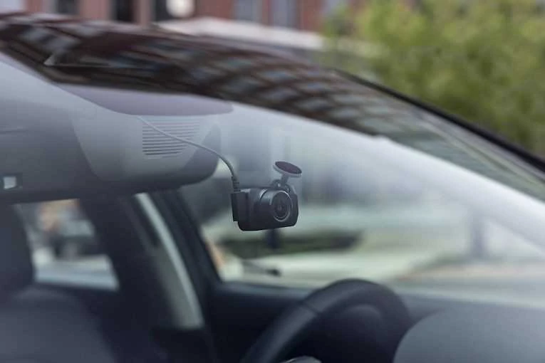 Garmin Dash Cam™ Mini 3 Itin kompaktiškas 1080p vaizdo registratorius su 140 laipsnių apžvalgos lauku ir integruotu poliarizatoriumi „Clarity™“ | 010-02899-10