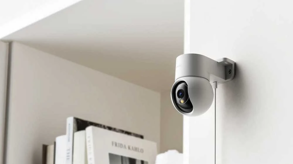 „Imou Ranger Mini“, 5MP belaidė IP kamera, 1/3 colio CMOS, 355 laipsnių panoraminis vaizdas ir 50 laipsnių pakreipimas, H.265/H.264, 20 kadrų per sekundę 1620 pikselių vaizdo kokybė, 3,6 mm fiksuotas objektyvas, naktinio matymo atstumas iki 10 m, „micro SD“ kortelė iki 512 GB, 8 kartų skaitmeninis priartinimas, 1x RJ45 jungtis, mikrofonas ir garsiakalbis.