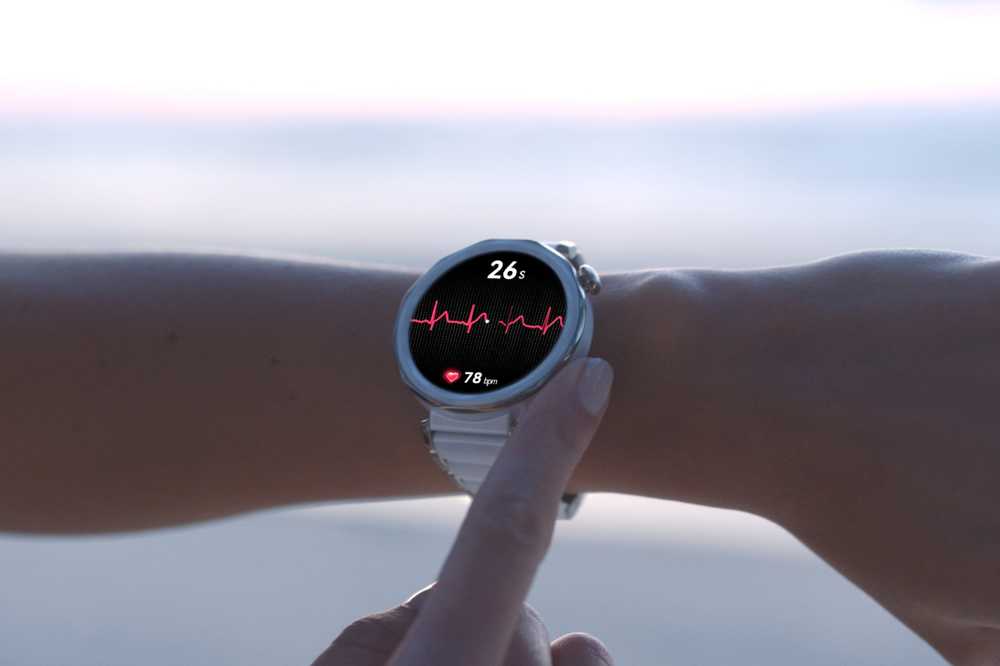 Išmanusis laikrodis Huawei Watch GT 5 Pro Active (42 mm), Baltos spalvos keramikinis dirželis su aukso spalvos detalėmis